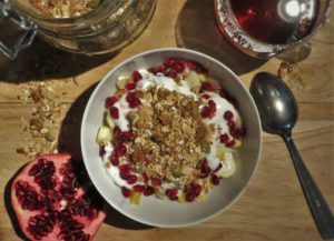 Geitenyoghurt ontbijt met granola en fruit